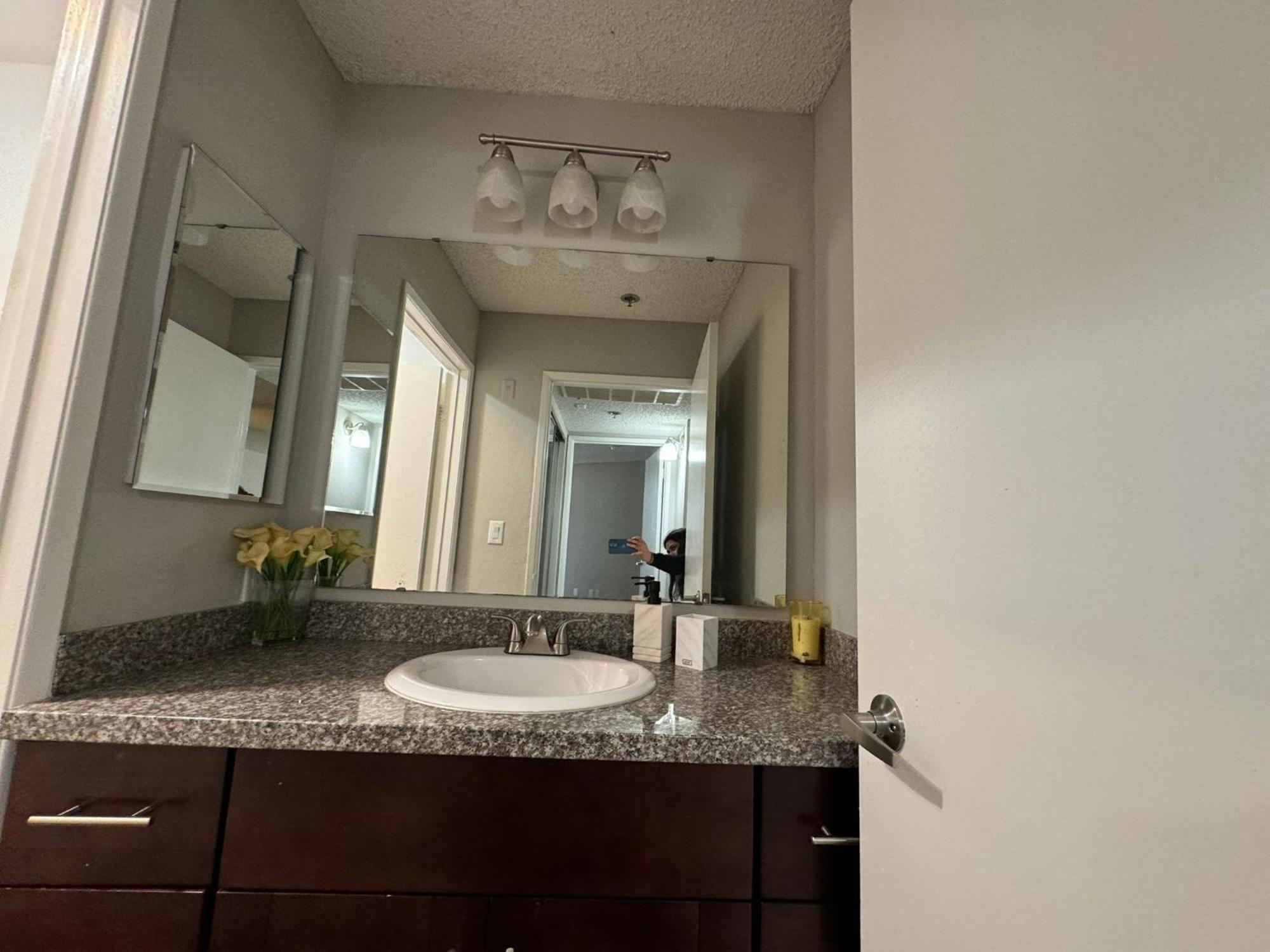Incredible Two Bedroom Hollywood Apartments Free Parking Los Angeles Exterior photo