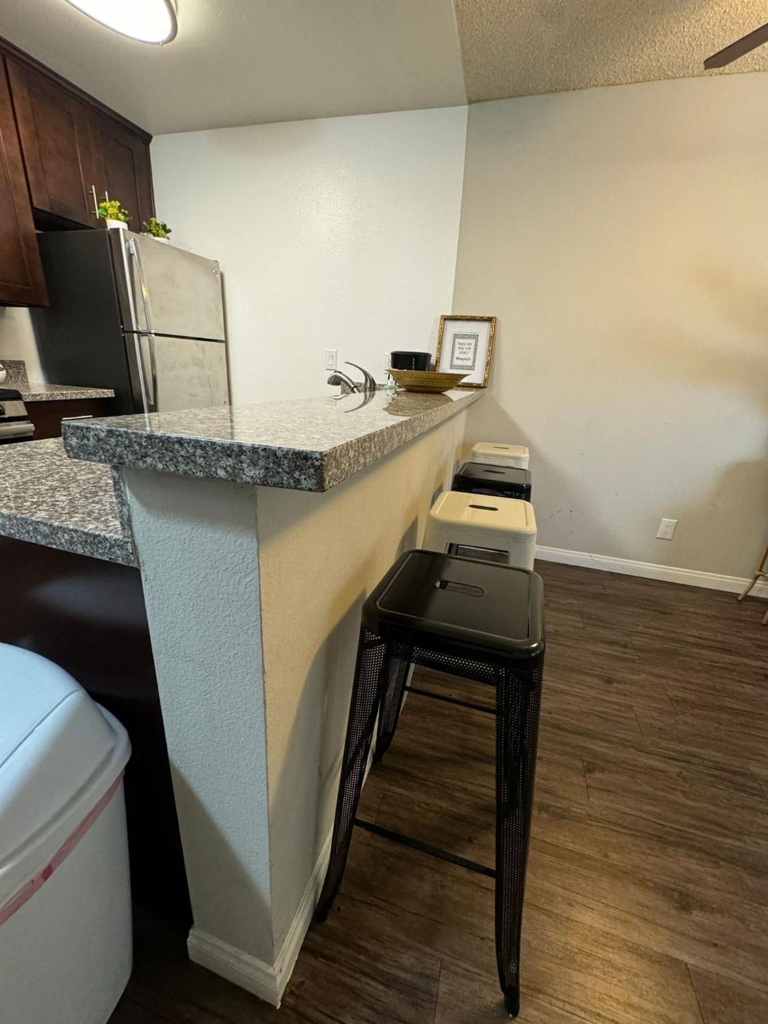 Incredible Two Bedroom Hollywood Apartments Free Parking Los Angeles Exterior photo