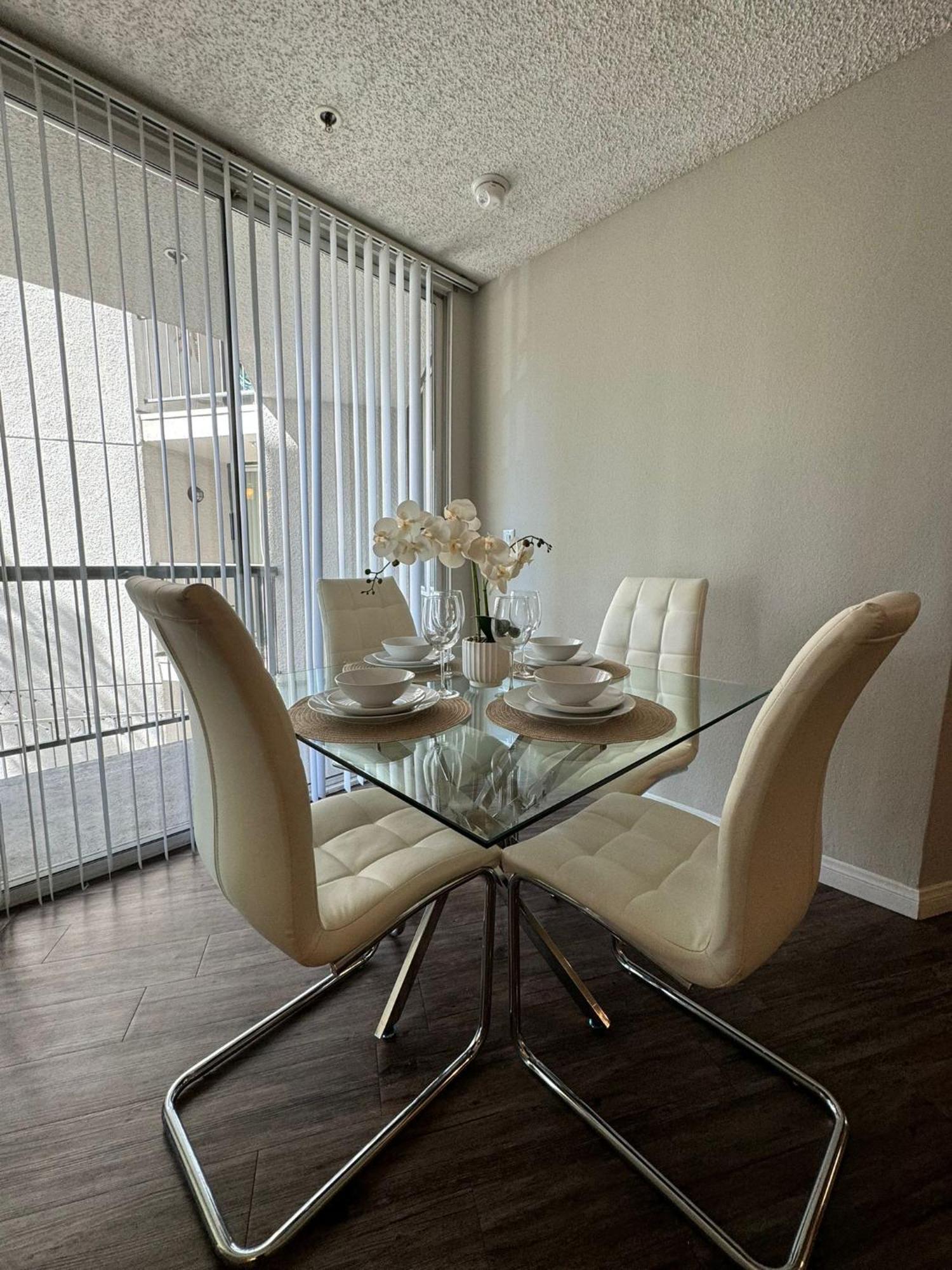 Incredible Two Bedroom Hollywood Apartments Free Parking Los Angeles Exterior photo