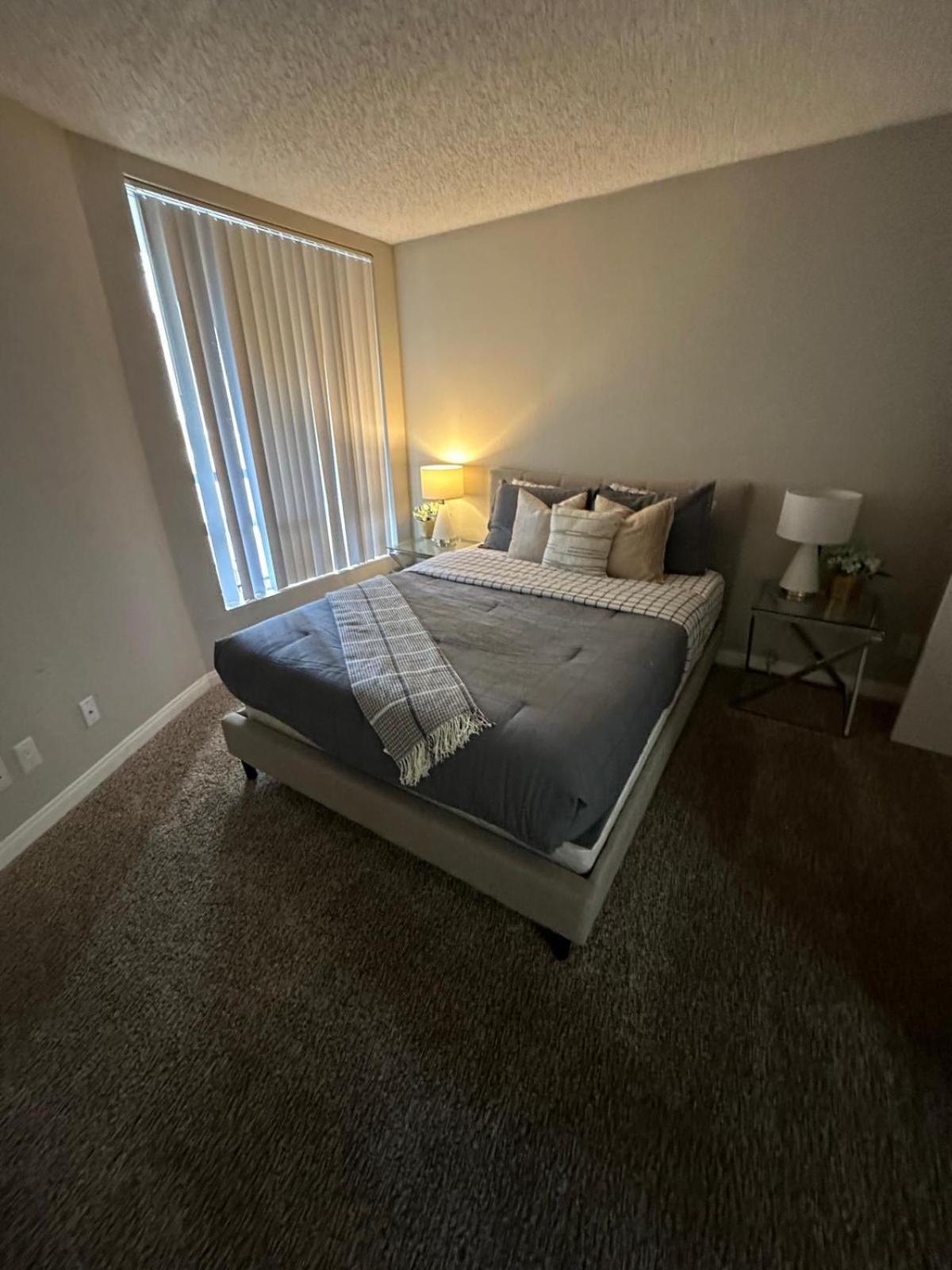 Incredible Two Bedroom Hollywood Apartments Free Parking Los Angeles Exterior photo