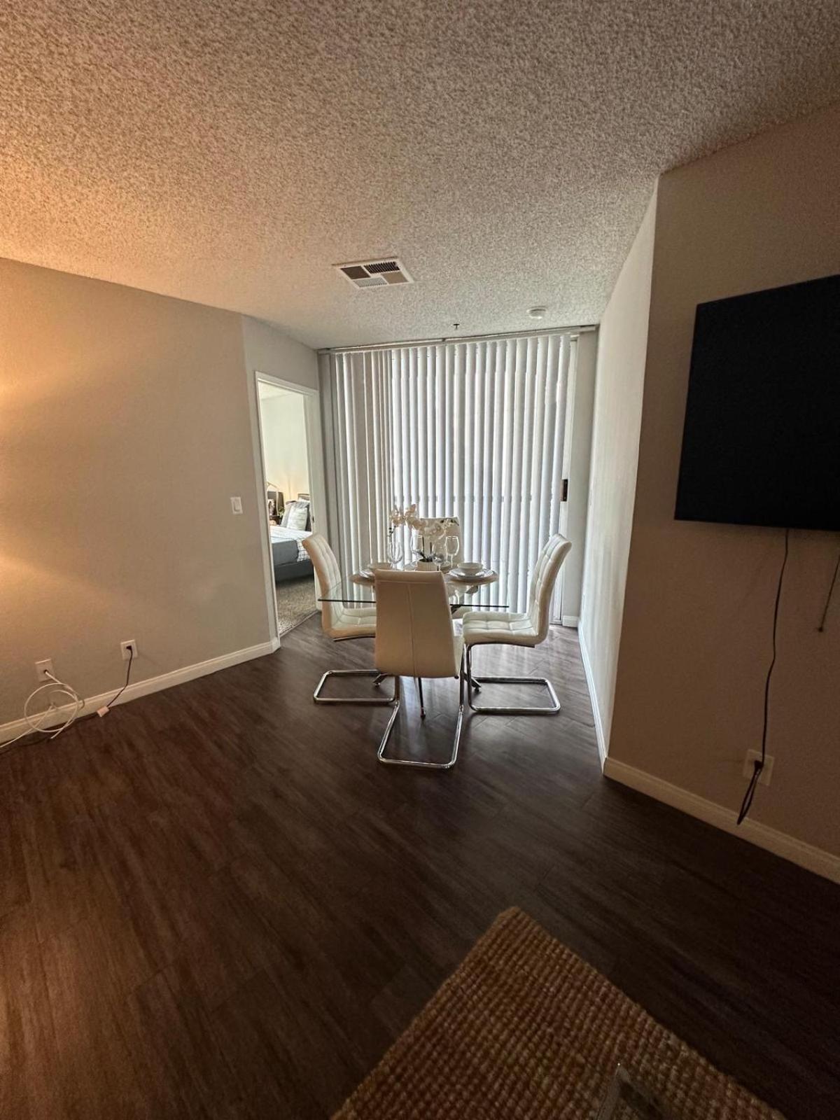 Incredible Two Bedroom Hollywood Apartments Free Parking Los Angeles Exterior photo