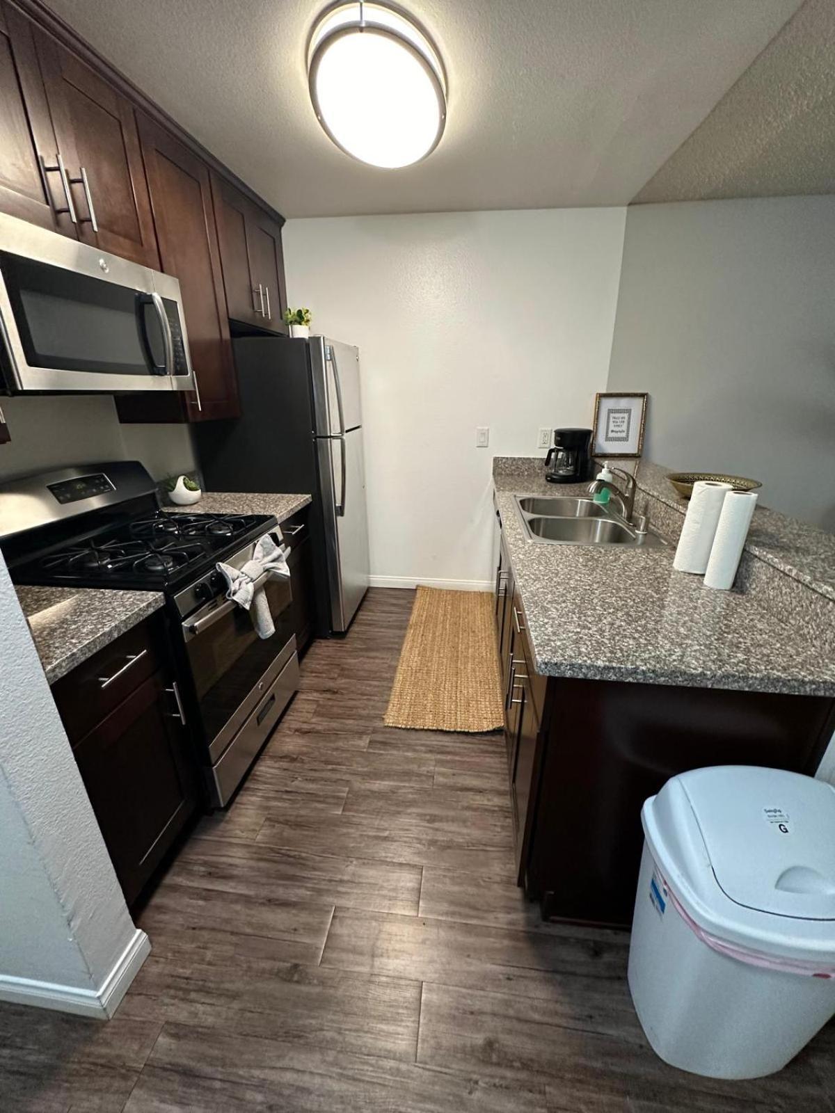 Incredible Two Bedroom Hollywood Apartments Free Parking Los Angeles Exterior photo