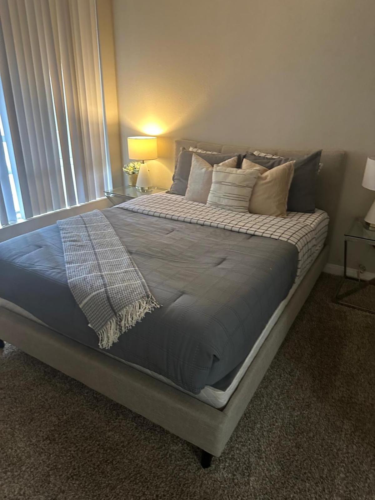 Incredible Two Bedroom Hollywood Apartments Free Parking Los Angeles Exterior photo
