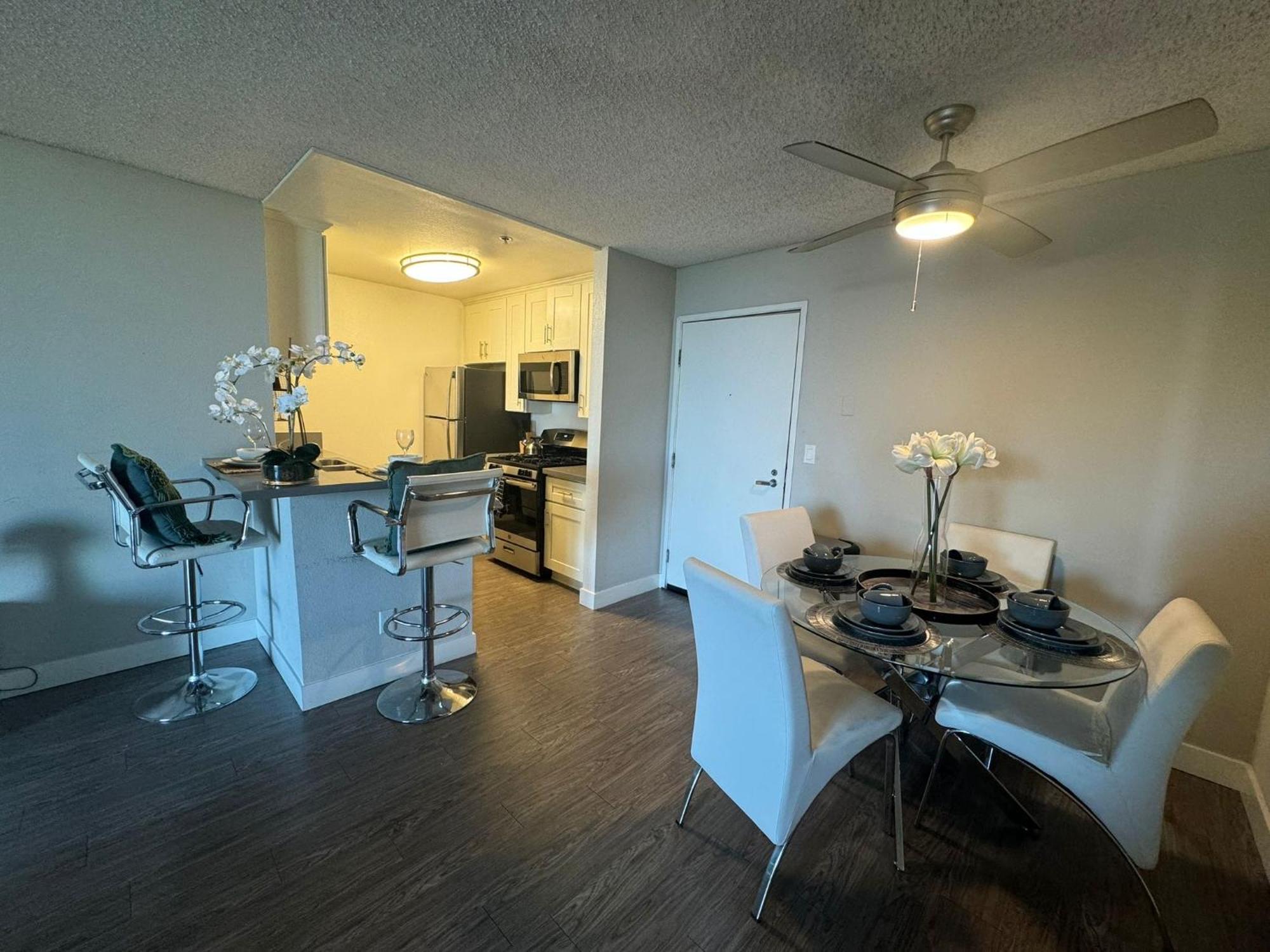 Incredible Two Bedroom Hollywood Apartments Free Parking Los Angeles Exterior photo