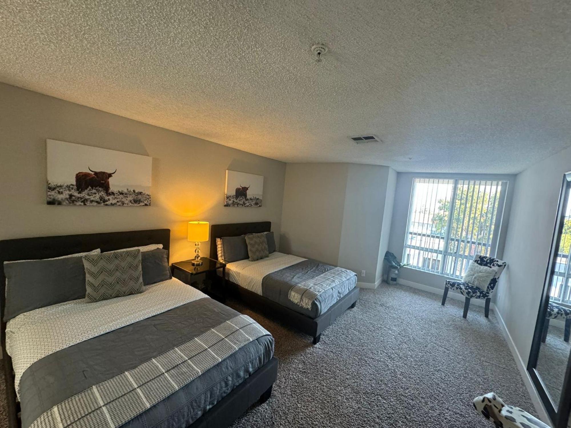 Incredible Two Bedroom Hollywood Apartments Free Parking Los Angeles Exterior photo