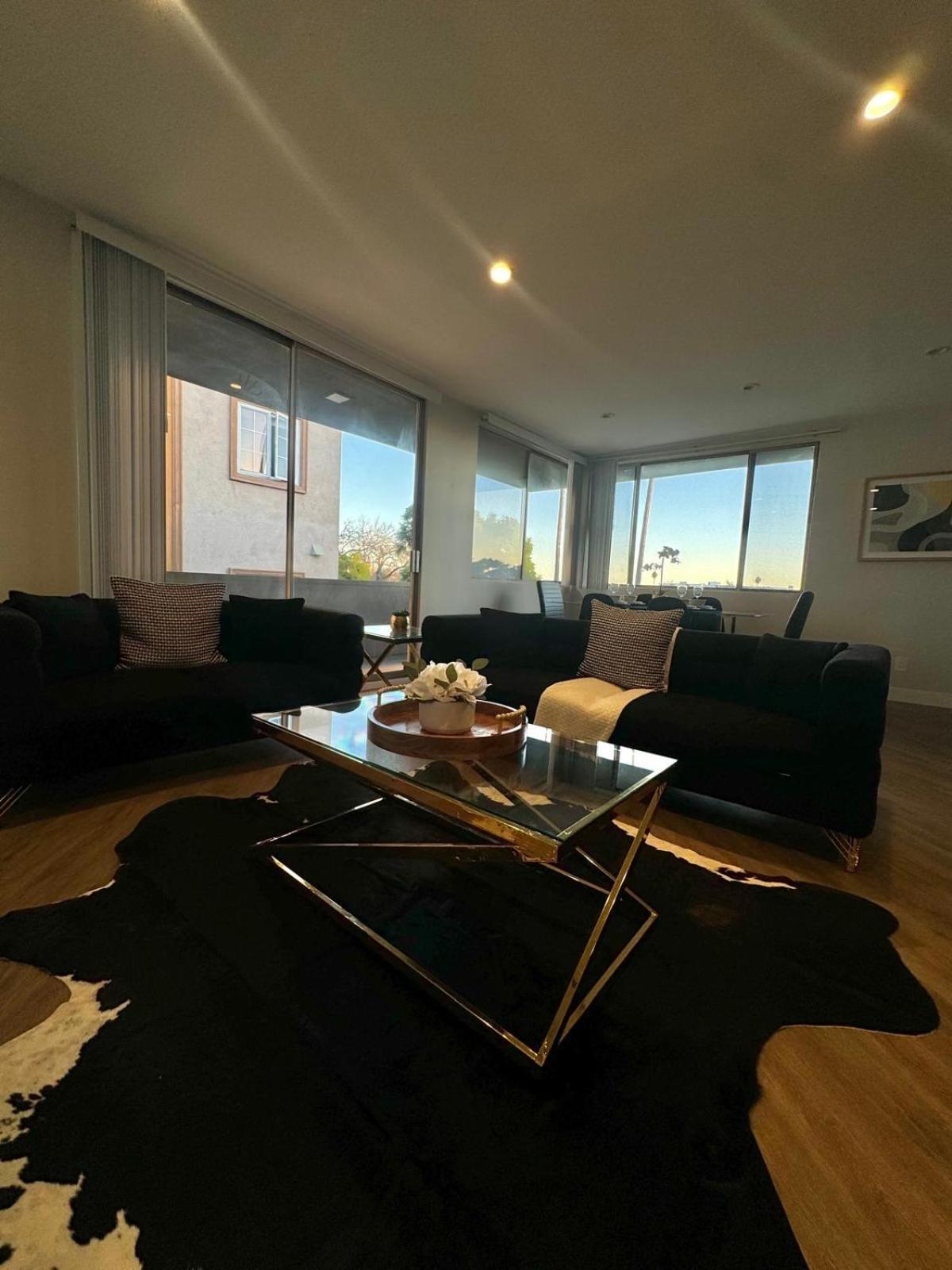 Incredible Two Bedroom Hollywood Apartments Free Parking Los Angeles Exterior photo