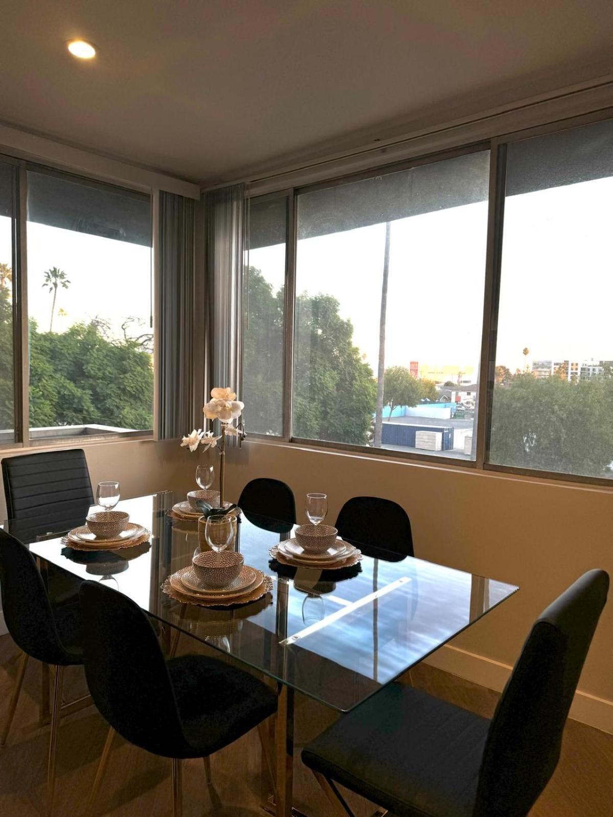 Incredible Two Bedroom Hollywood Apartments Free Parking Los Angeles Exterior photo