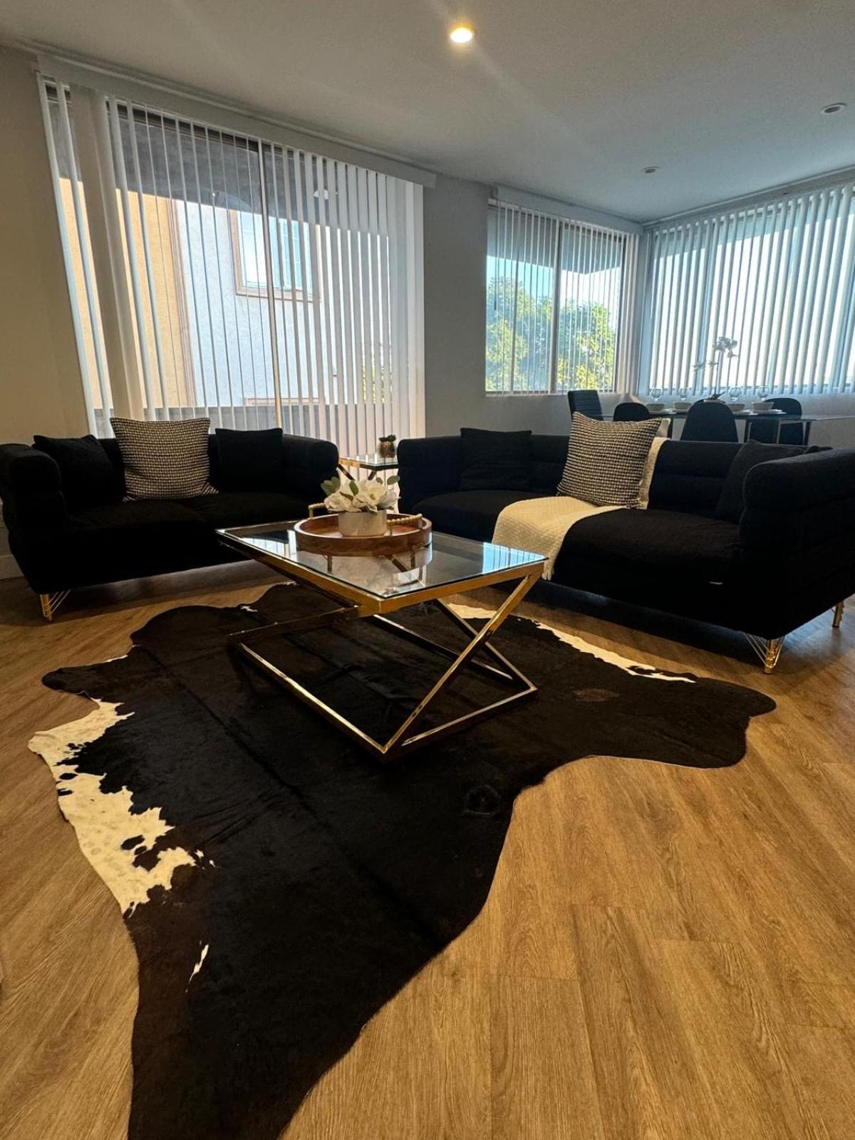 Incredible Two Bedroom Hollywood Apartments Free Parking Los Angeles Exterior photo